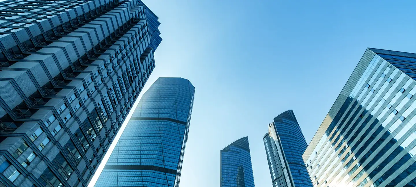 ビルの下から見上げる構図の写真