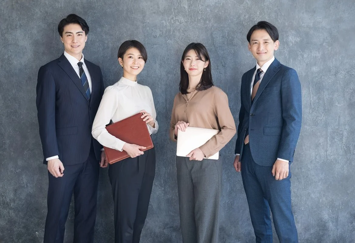 4名の男女が立っている姿